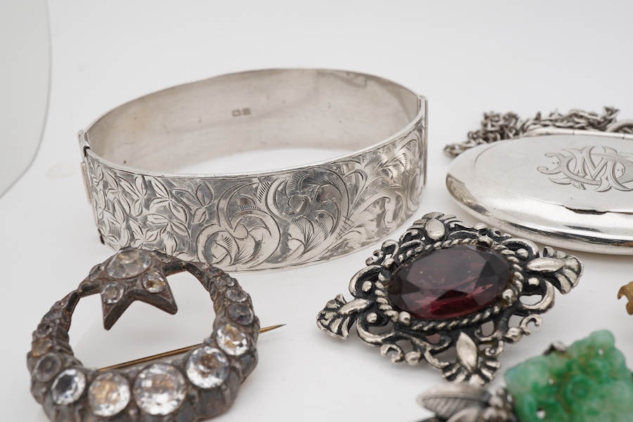 A small collection of assorted costume jewellery, including a paste set crescent brooch and a spinning fob seal, together with a George V silver oval pill box, Adie & Lovekin, Birmingham, 1915, 52mm, with engraved monogr